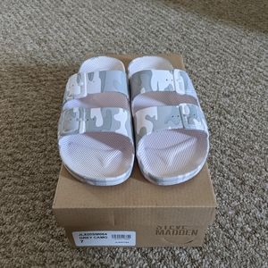 Steve Madden slip on sandals